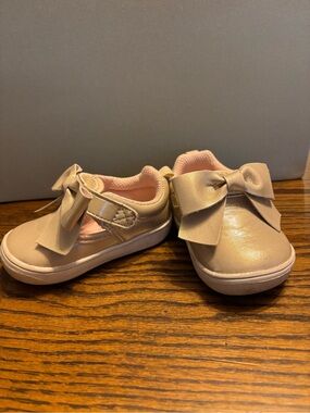 Stride Rite Girls' Kamila Sneakers in gold shimmer